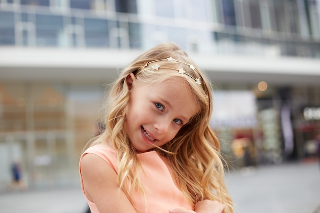 Retrato de la niña del hermoso cabello rubio