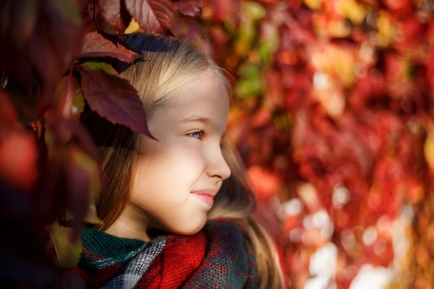 Retrato de una niña con hojas rojas