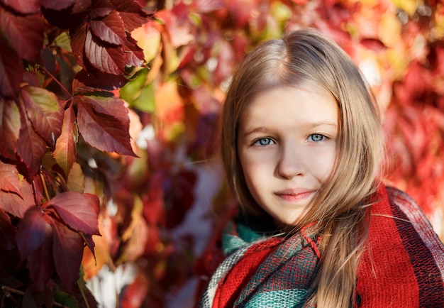 Retrato de una niña con hojas rojas