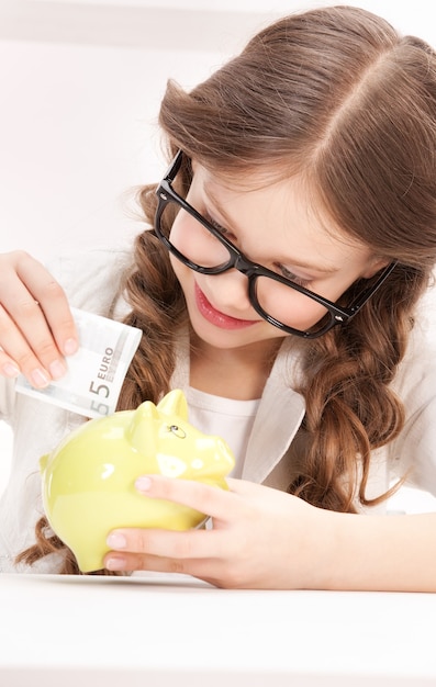 Retrato de niña con hucha y dinero