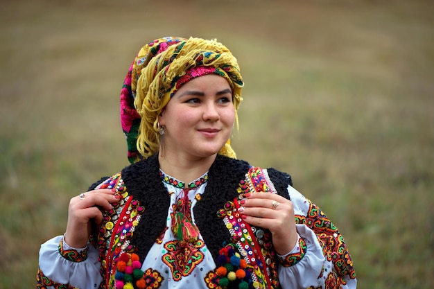 Retrato de una niña hutsul ucraniana con un traje nacional hutsul