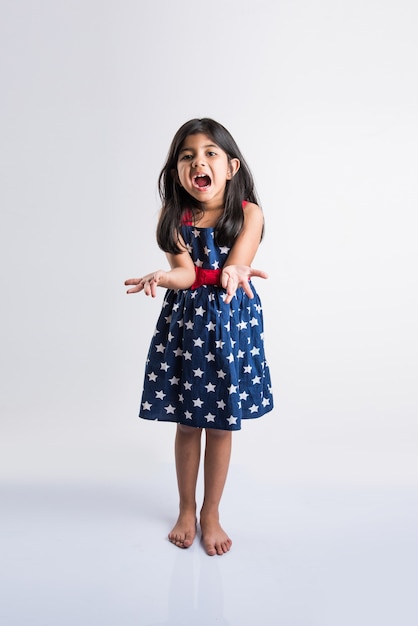 Retrato de niña india posando para la sesión de fotos con expresiones alegres y diferentes, aislado sobre fondo blanco.