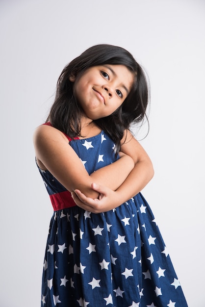 Retrato de niña india posando para la sesión de fotos con expresiones alegres y diferentes, aislado sobre fondo blanco.