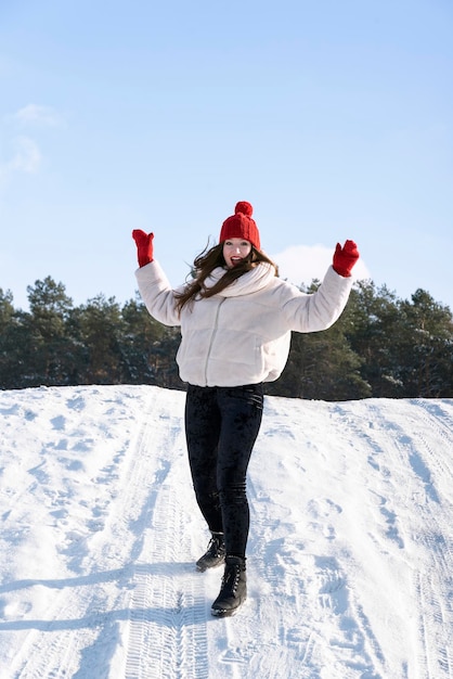 Retrato de niña en invierno al aire libre tiene marco ertical divertido