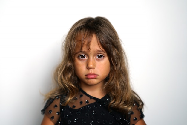 Retrato de una niña italiana de 4 años mirando directamente