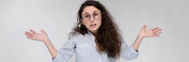 Retrato, de, un, niña joven, en, anteojos