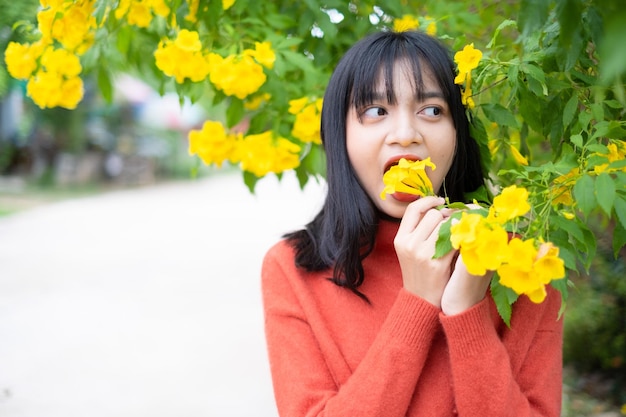 retrato, niña joven, con, flores amarillas, niña asiática