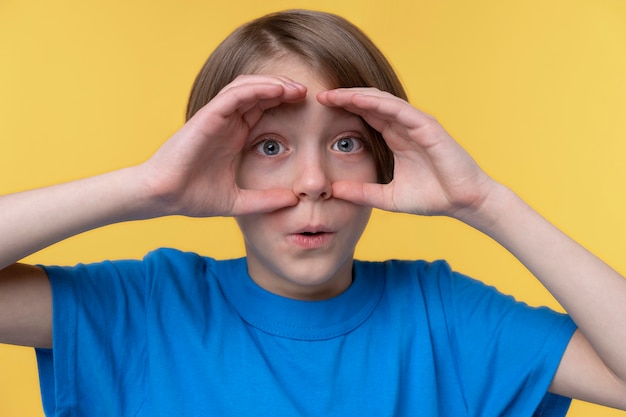 retrato, de, niña joven, mirar, curioso