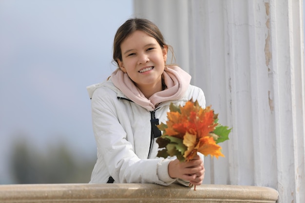 retrato, de, un, niña joven, con, otoño, hojas de arce