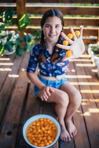 Retrato, de, un, niña joven, tenencia, frutas