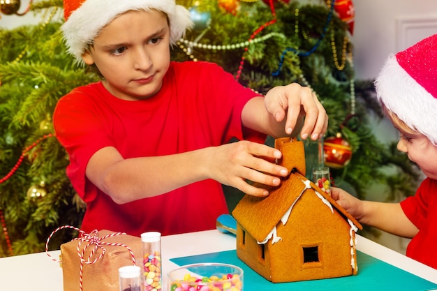 Foto retrato de una niña jugando con un árbol de navidad