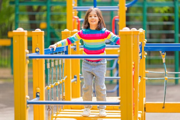 Foto retrato de una niña jugando en el patio de recreo