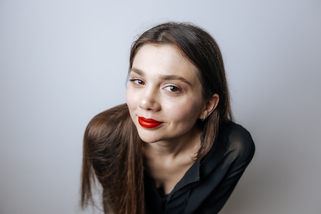 Retrato de una niña con labios rojos y ojos grandes