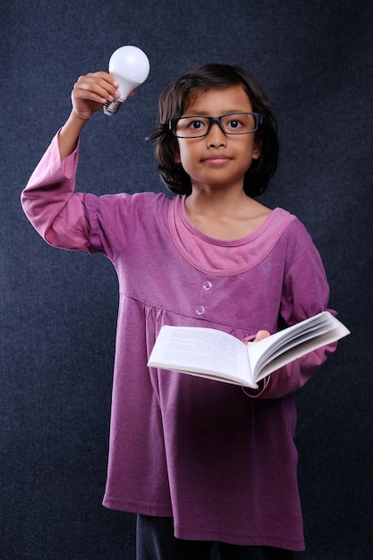 Foto retrato de una niña con un libro