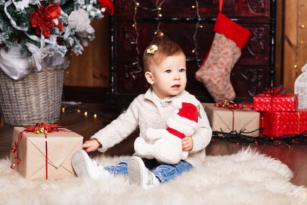 Retrato de niña linda entre adornos navideños