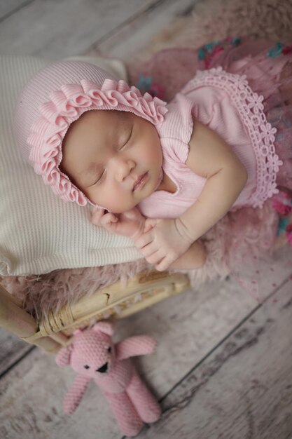 Foto retrato de una niña linda en alto ángulo