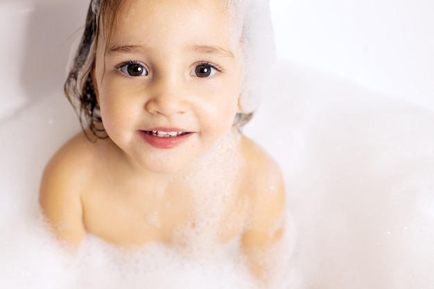 Retrato de una niña linda en la bañera