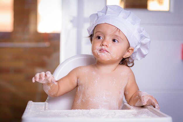 Foto retrato de una niña linda en el baño