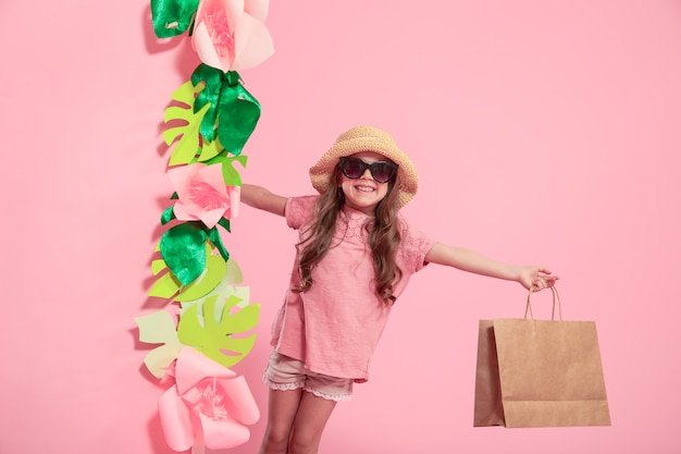 Foto retrato de niña linda con bolsa de compras