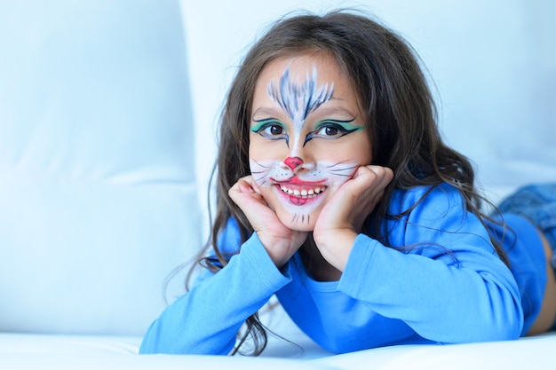 Retrato de una niña linda con la cara pintada