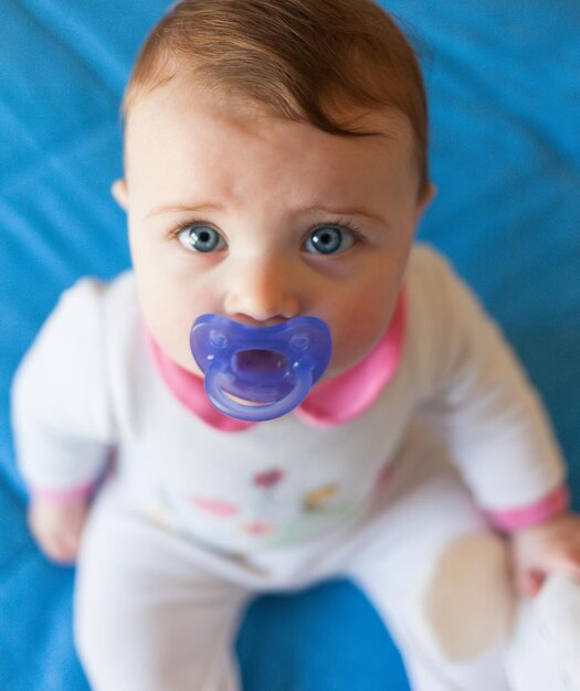 Foto retrato de una niña linda en casa