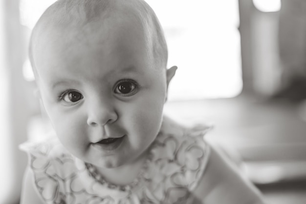 Foto retrato de una niña linda en casa