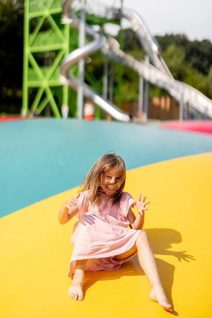 Retrato de una niña linda divirtiéndose visitando el parque de atracciones