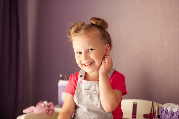 Retrato de una niña linda feliz 3-4 años de edad