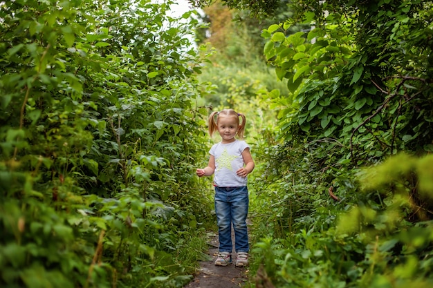 Retrato de niña linda feliz al aire libre Kid jugando en el parque jardín bosque de hadas