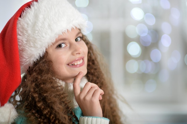 Retrato de niña linda con gorro de Papá Noel