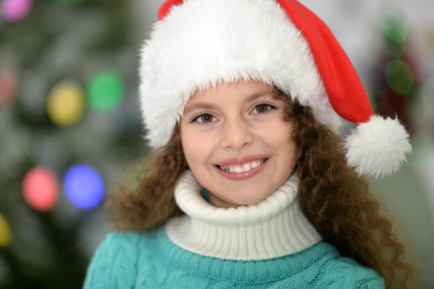 Retrato de niña linda con gorro de Papá Noel