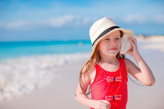 Retrato de niña linda con una gran concha marina