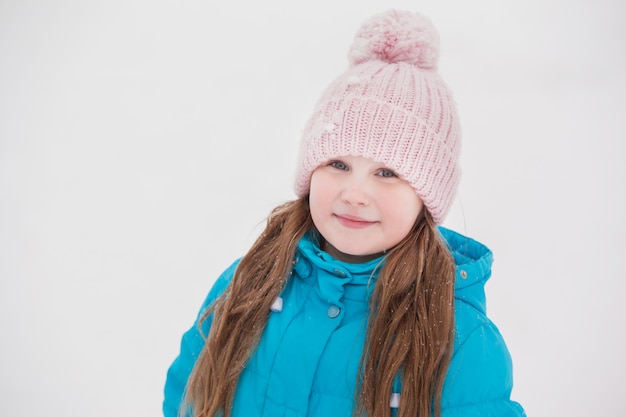 Retrato de niña linda en invierno