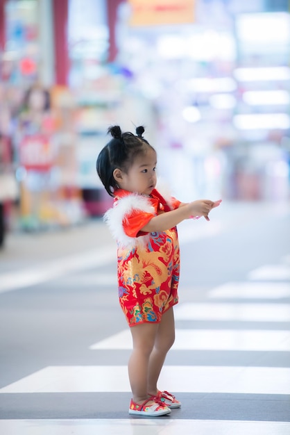 Retrato de niña linda mujer asiática en vestido CheongsamGente de TailandiaFeliz concepto de año nuevo chino