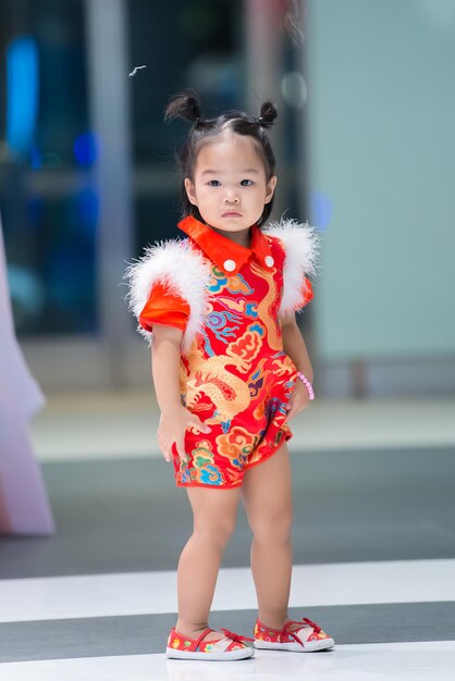 Retrato de niña linda mujer asiática en vestido CheongsamGente de TailandiaFeliz concepto de año nuevo chino