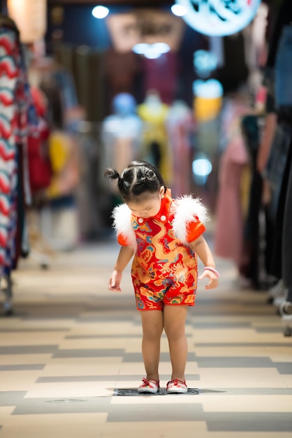 Retrato de niña linda mujer asiática en vestido CheongsamGente de TailandiaFeliz concepto de año nuevo chino