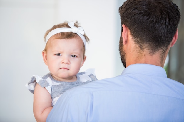 Retrato de niña linda con padre