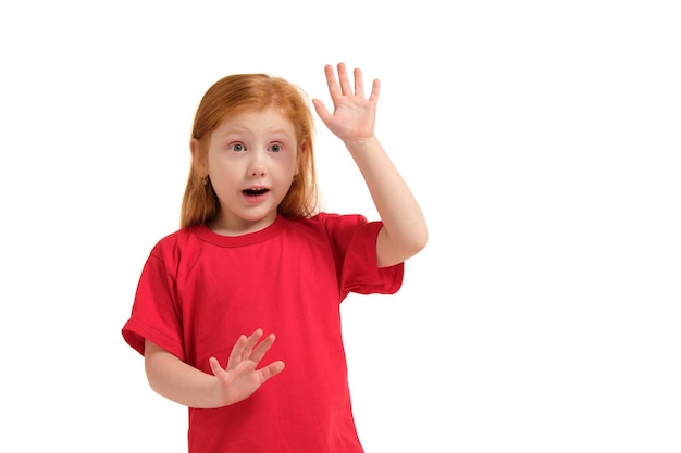 Foto retrato de niña linda pelirroja emocional aislado en un blanco