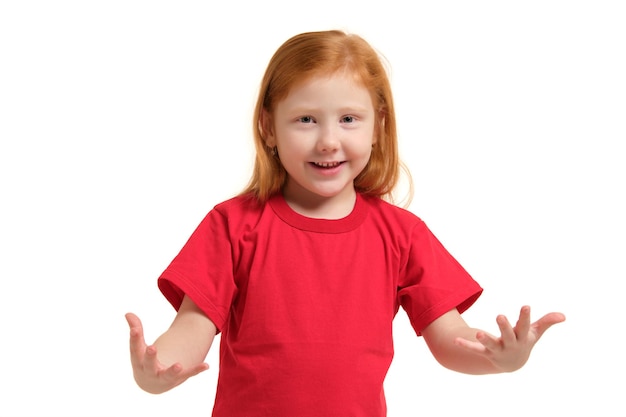 Retrato de niña linda pelirroja emocional aislado en un blanco