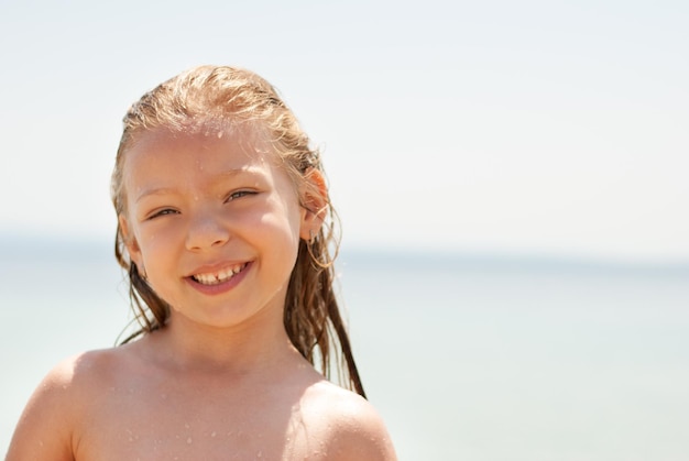 Retrato de niña linda en la playa