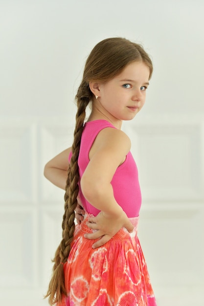 Foto retrato de niña linda posando en vestido brillante