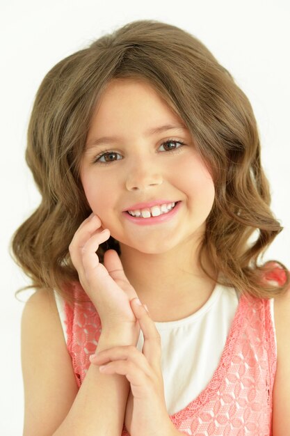 Retrato de niña linda posando en vestido hermoso