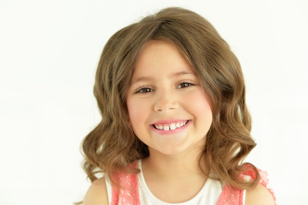 Retrato de niña linda posando en vestido hermoso