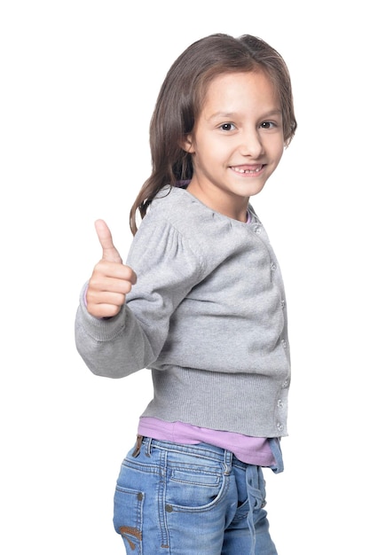 Retrato de niña linda con pulgar arriba aislado sobre fondo blanco.