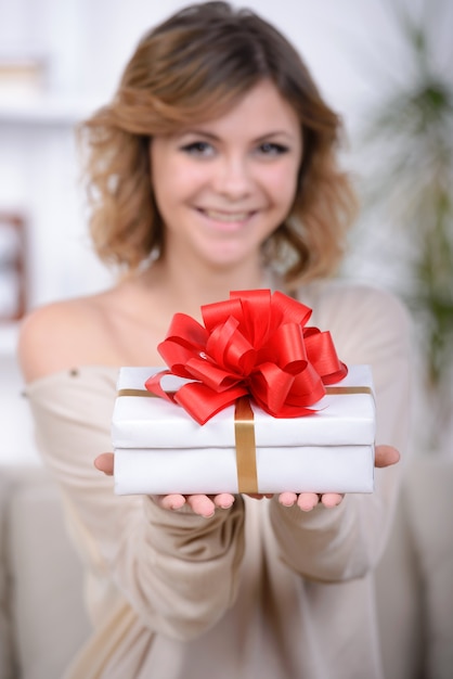 Retrato de niña linda recibir caja de regalo.