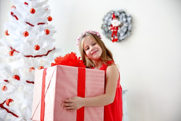 Retrato de niña linda con regalo de Navidad