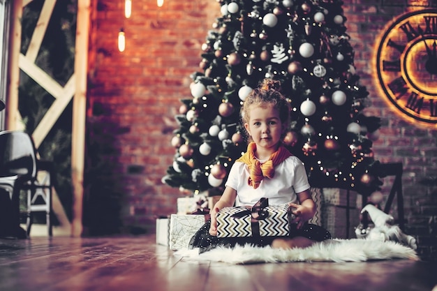 Retrato de niña linda con regalos de Navidad