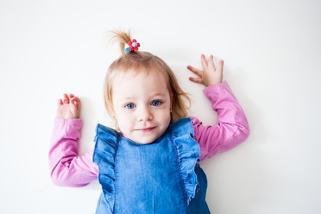 Retrato de una niña linda sobre un fondo blanco