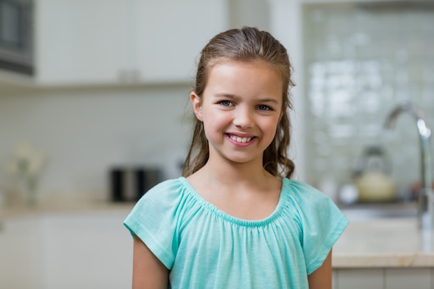 Retrato de niña linda sonriente