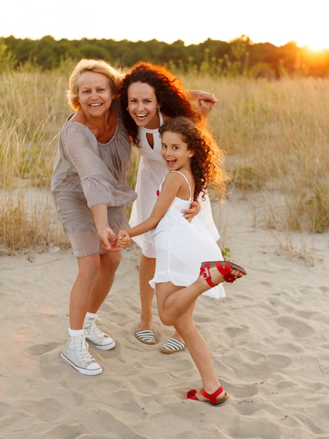 Retrato de una niña linda con su madre y su abuela